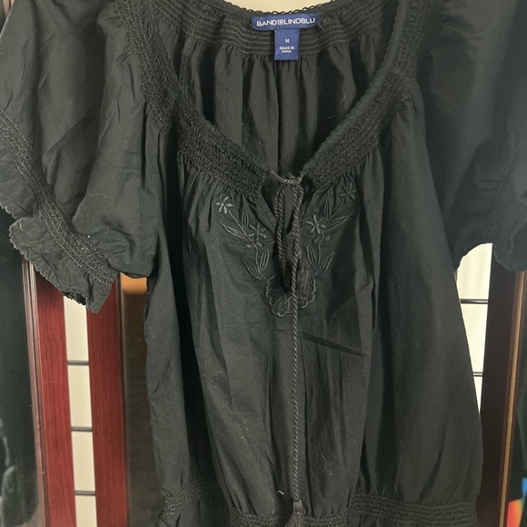 Bandolino Tops - VINTAGE Bandolino Black Embroidered BOHEMIANTop WITH FLORAL MOTIF